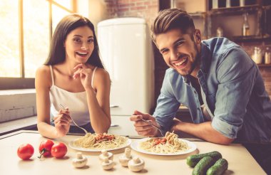 Genç çift mutfakta.