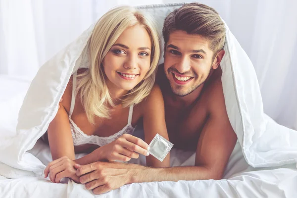 Casal na cama — Fotografia de Stock