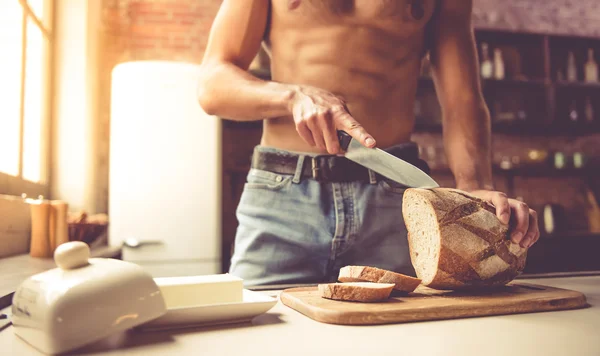 Сексуальный молодой человек на кухне — стоковое фото