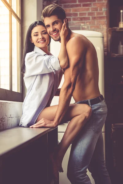 Сексуальная молодая пара на кухне — стоковое фото