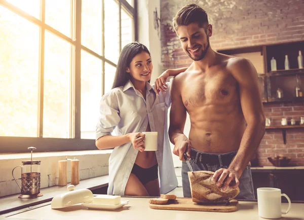 Sexy junges Paar in der Küche — Stockfoto