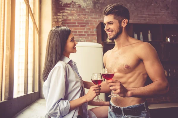 Sexy joven pareja en la cocina —  Fotos de Stock