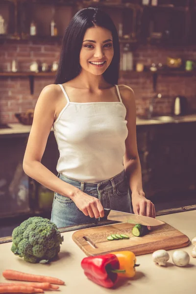 Mujer joven en la cocina — Foto de Stock