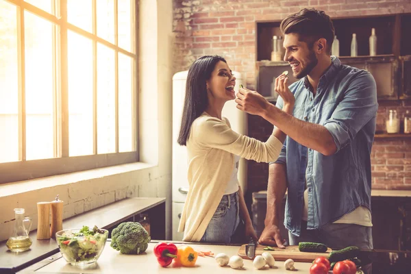 Jeune couple en cuisine — Photo