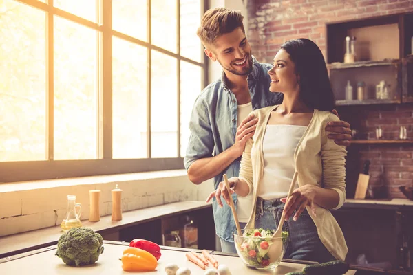 Pareja joven en la cocina — Foto de Stock