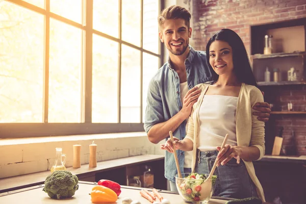 Jeune couple en cuisine — Photo