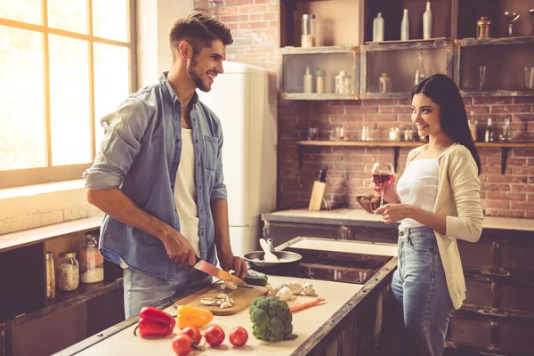 Young couple in kitchen — Stock Photo, Image