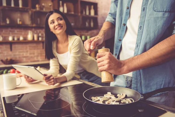 Giovane coppia in cucina — Foto Stock