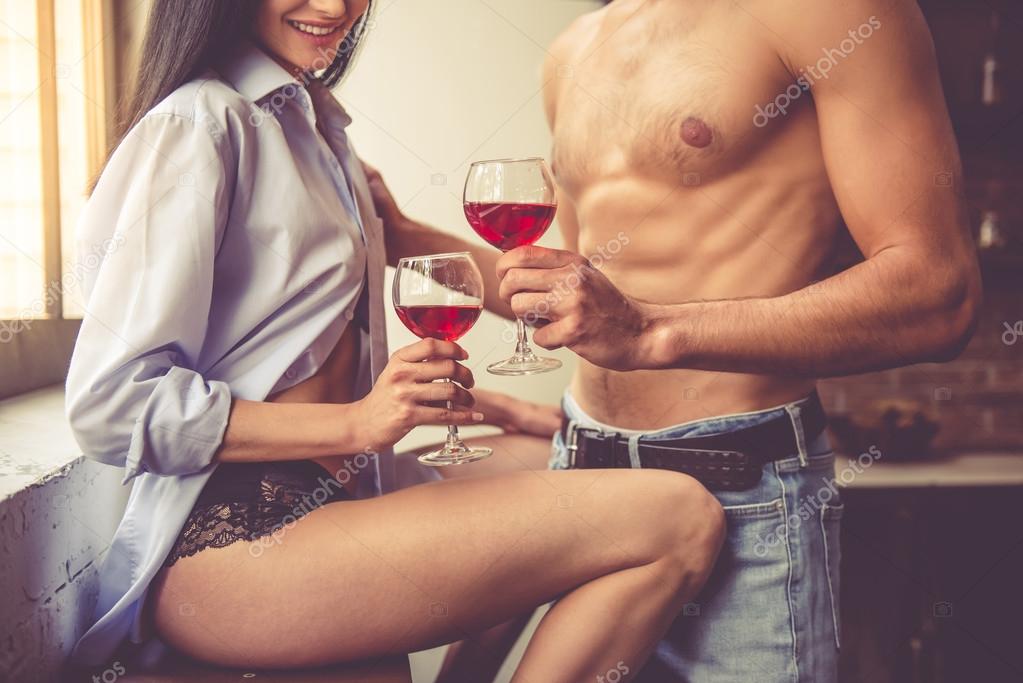 Красивый секс хорошенький пары на кухне