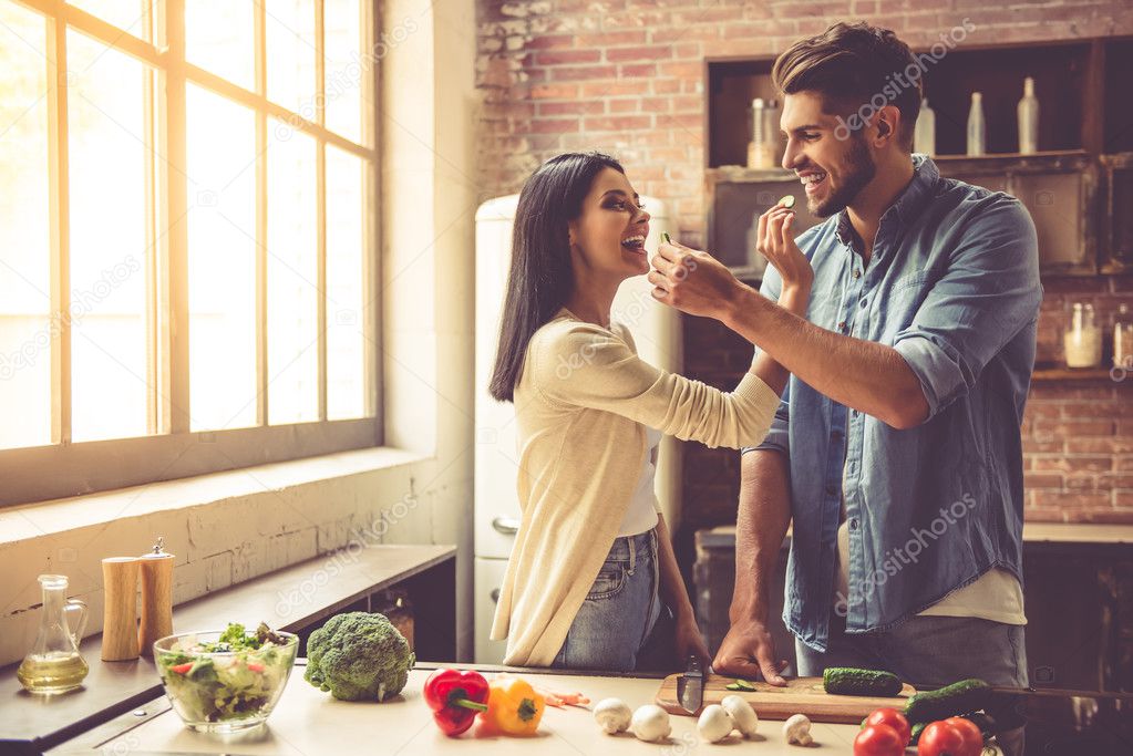 Незакрытые обращения. Между тем вместе с вечером надвигалась. Мужчина и женщина на кухне. Общение в кругу семьи. Вместе с тем отмечается.