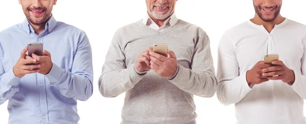 Trois hommes d'affaires avec des gadgets — Photo