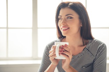 Güzel kız evde çalışıyor.