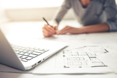 Güzel kız evde çalışıyor.