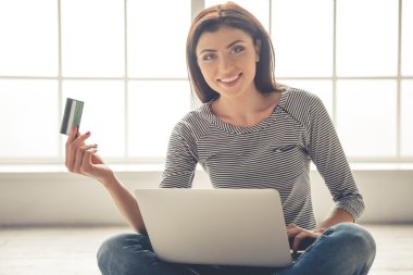 Güzel kız ile becerikli alet