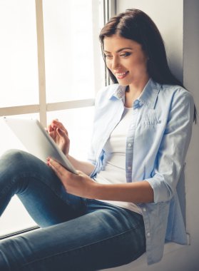 Güzel kız ile becerikli alet