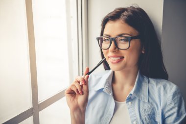 Güzel kız evde çalışıyor.