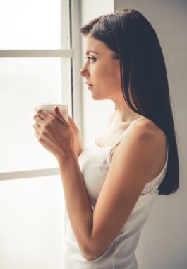 güzel bir kız evde