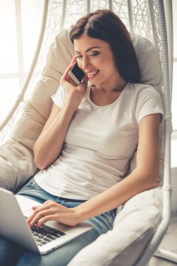 Güzel kız ile becerikli alet