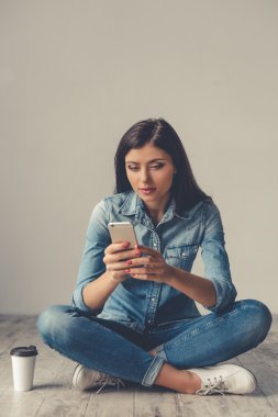 Güzel genç kadın ile becerikli alet