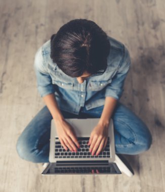 Güzel genç kadın ile becerikli alet