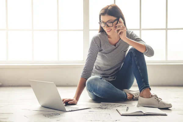 Bella ragazza che lavora a casa — Foto Stock