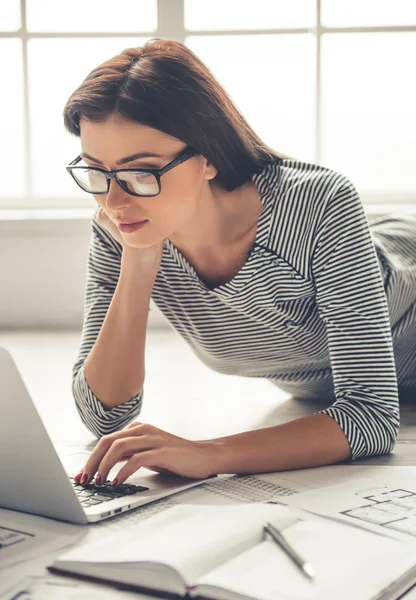 Beautiful girl working at home — Stock Photo, Image