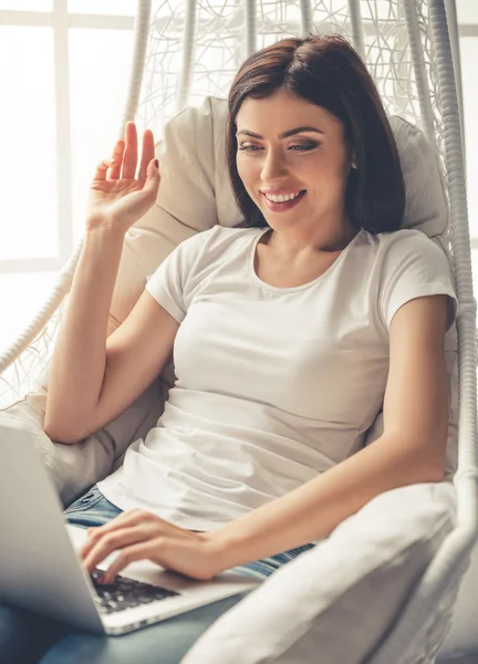 Bella ragazza con gadget — Foto Stock