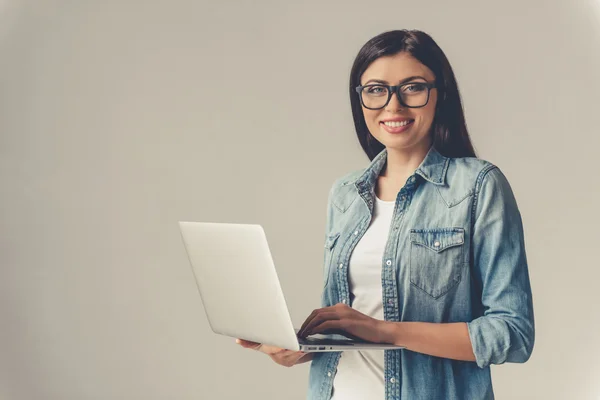 Bella giovane donna con gadget — Foto Stock