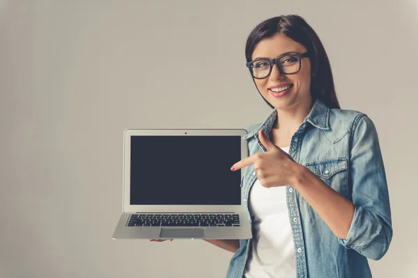 Όμορφη νεαρή γυναίκα με το gadget — Φωτογραφία Αρχείου