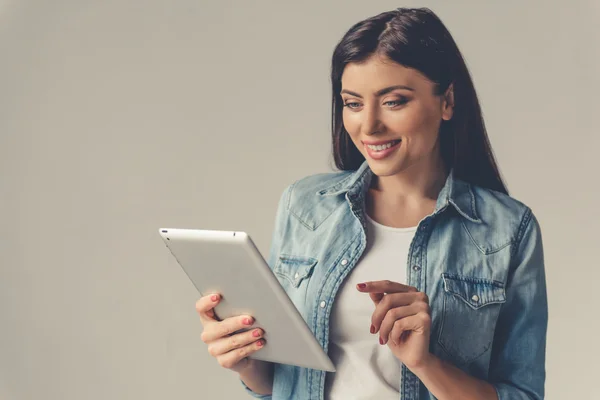 Schöne junge Frau mit Gadget — Stockfoto