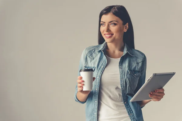 Bella giovane donna con gadget — Foto Stock