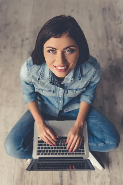 Bella giovane donna con gadget — Foto Stock