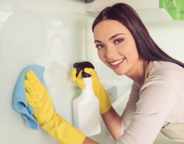 kadın onun mutfak temizlik