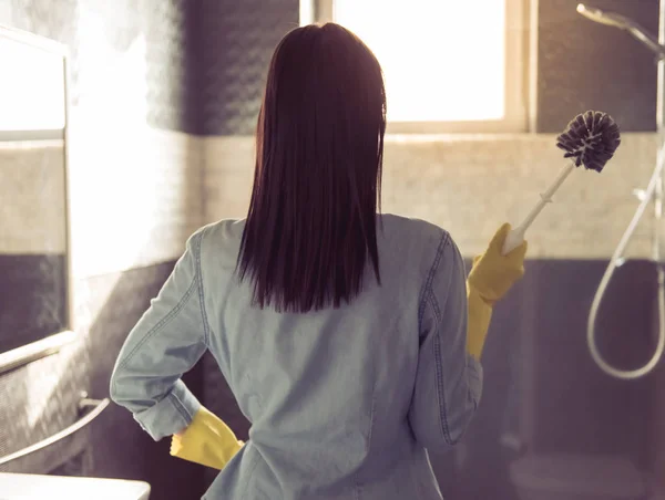 Vrouw haar badkamer schoonmaken — Stockfoto