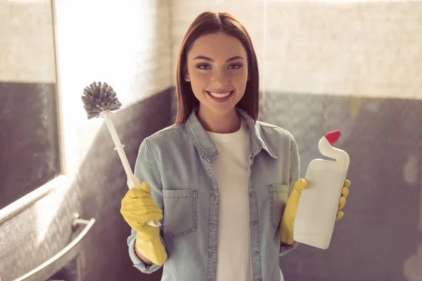 Vrouw haar badkamer schoonmaken — Stockfoto