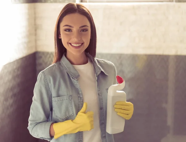 Женщина чистит ванную — стоковое фото