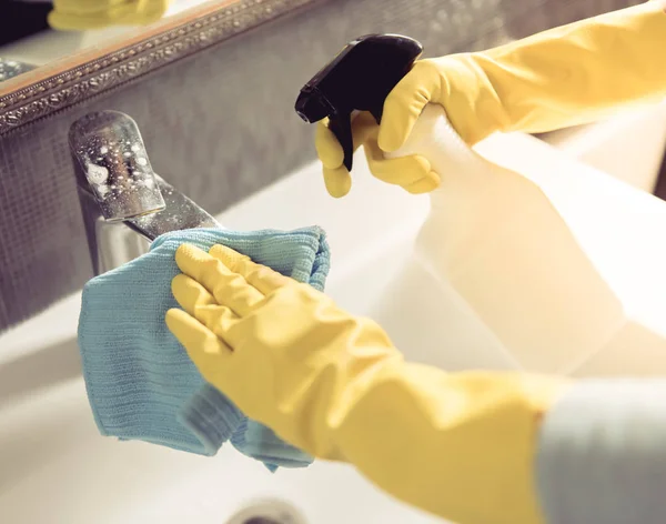 Kvinna rengöring hennes badrum — Stockfoto