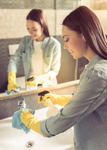 그녀의 화장실을 청소 하는 여자 — 스톡 사진