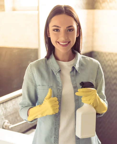 Vrouw haar badkamer schoonmaken — Stockfoto