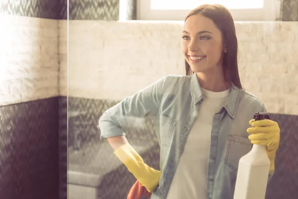 Vrouw haar badkamer schoonmaken — Stockfoto