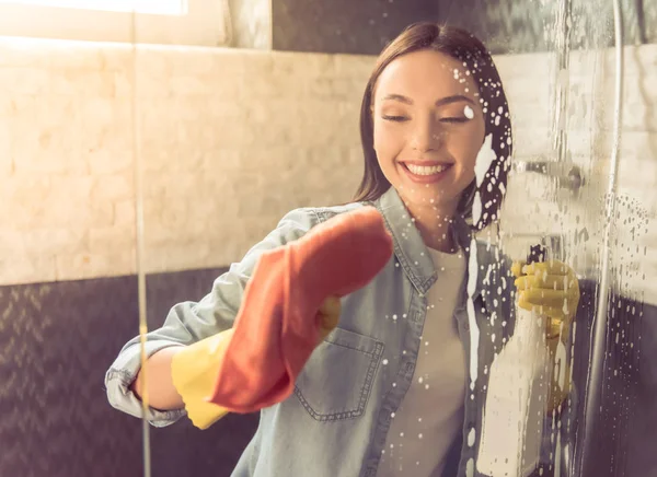 Vrouw haar badkamer schoonmaken — Stockfoto