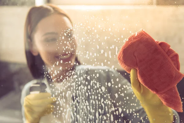 Женщина чистит ванную — стоковое фото