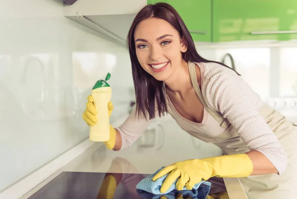 Kadın onun mutfak temizlik — Stok fotoğraf