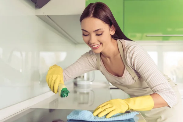 Женщина убирает свою кухню — стоковое фото