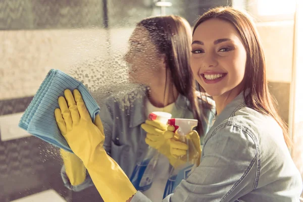 Frau putzt ihr Badezimmer — Stockfoto