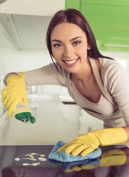 Vrouw haar keuken reiniging — Stockfoto