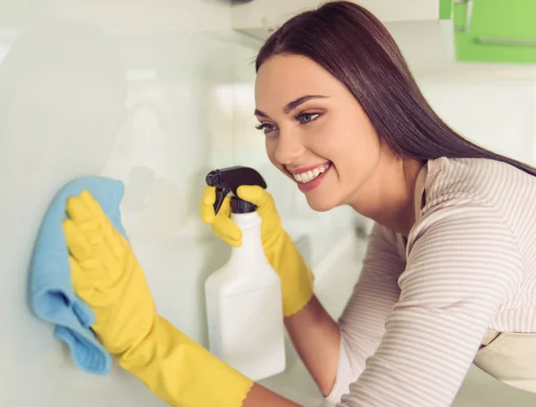 Vrouw haar keuken reiniging — Stockfoto