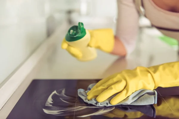 Mulher limpando sua cozinha — Fotografia de Stock
