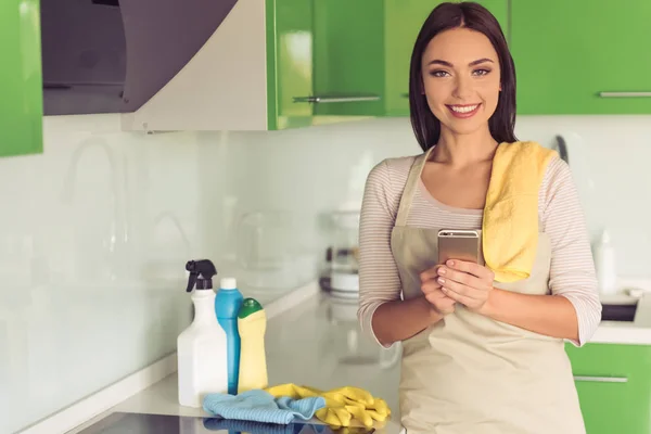 Kvinna rengöring hennes kök — Stockfoto