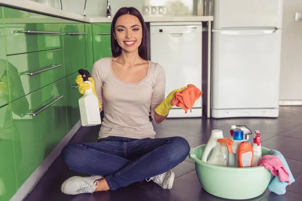 Женщина убирает свою кухню — стоковое фото